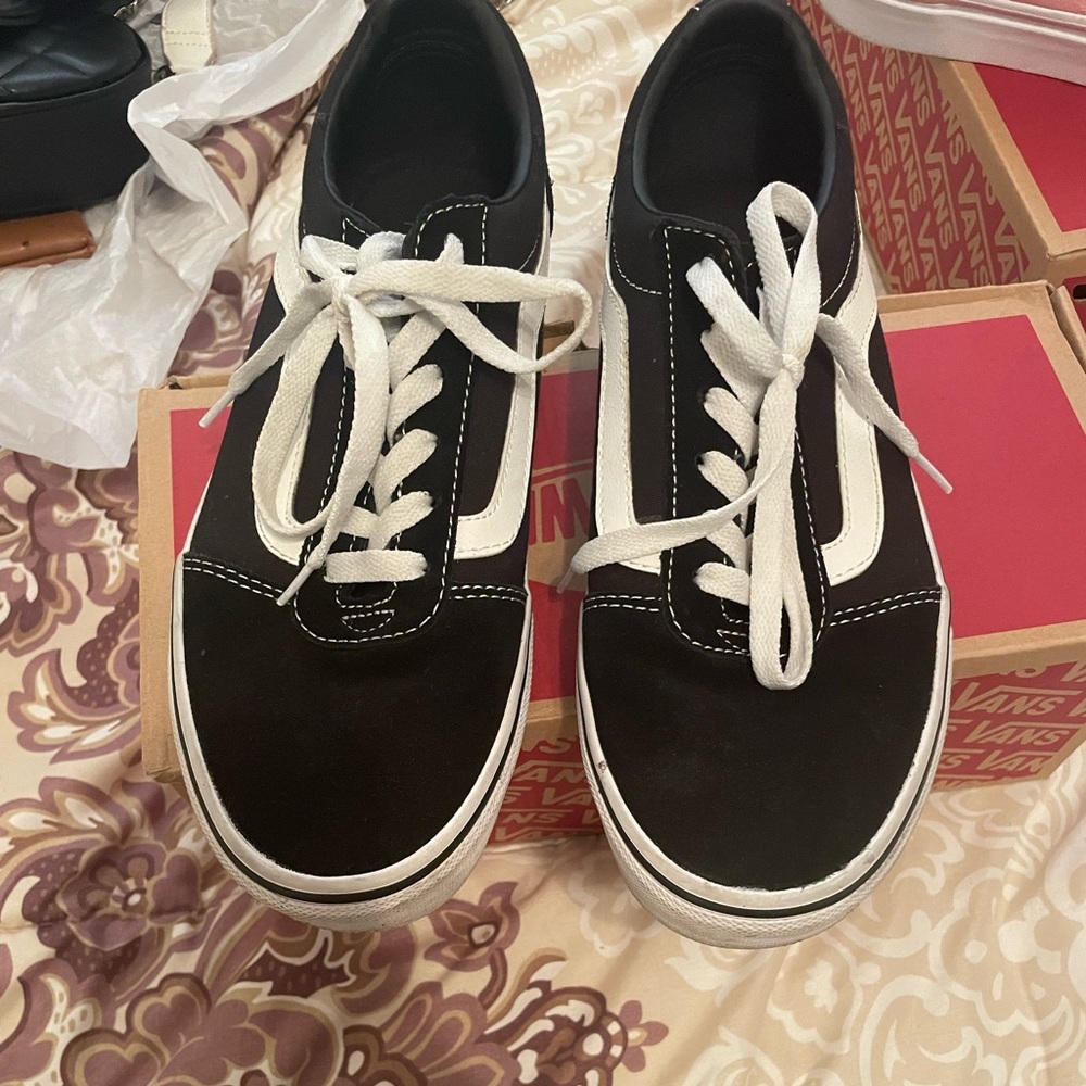 Gentle used black n white vans
